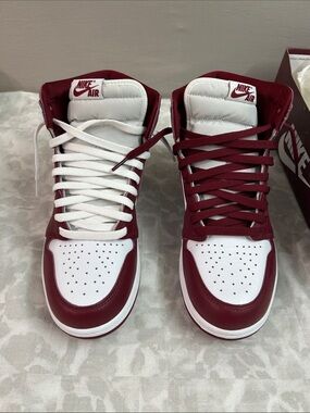 Nike Air Jordan Retro 1 High Top Mens 10
Team Red/White